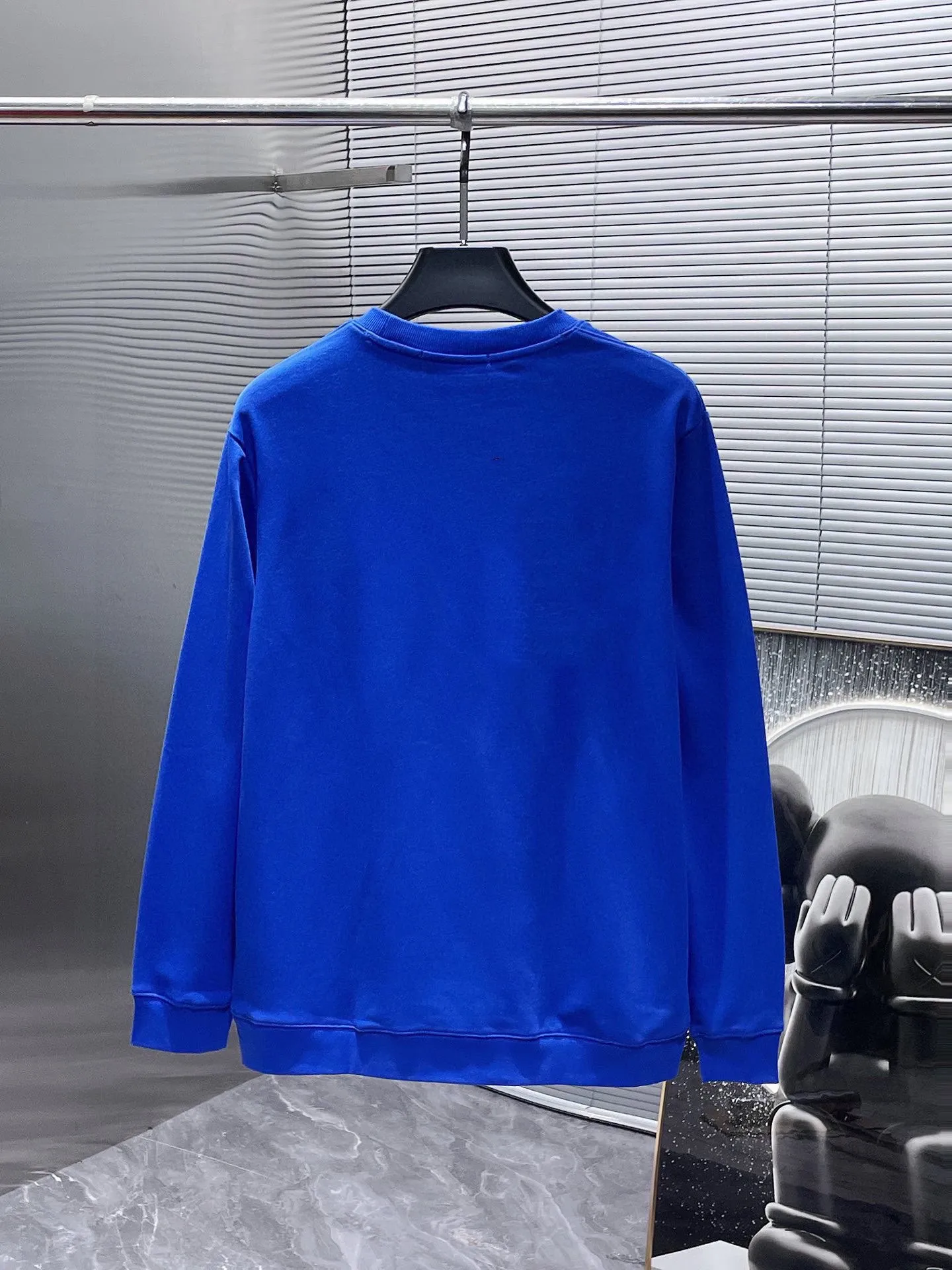 🅿️220 direct batch brand [LV Louis Vuitton] (good news for fat people) 2025ss autumn latest long-sleeved round neck sweatshirt, on sale simultaneously on the official website. Refreshing and breathable. Made of top Tencel Roman. Comfortable and soft. 3D three-dimensional clarity. Super fashion sense. Great gift for personal use. Size: M-5XL (can wear up to 220 pounds)
